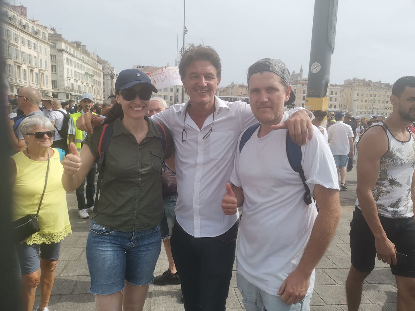Je suis ici avec le journaliste Richard Boutry, alias La minute Ricardo lors d'une manifestation anti-passe sanitaire à Marseille